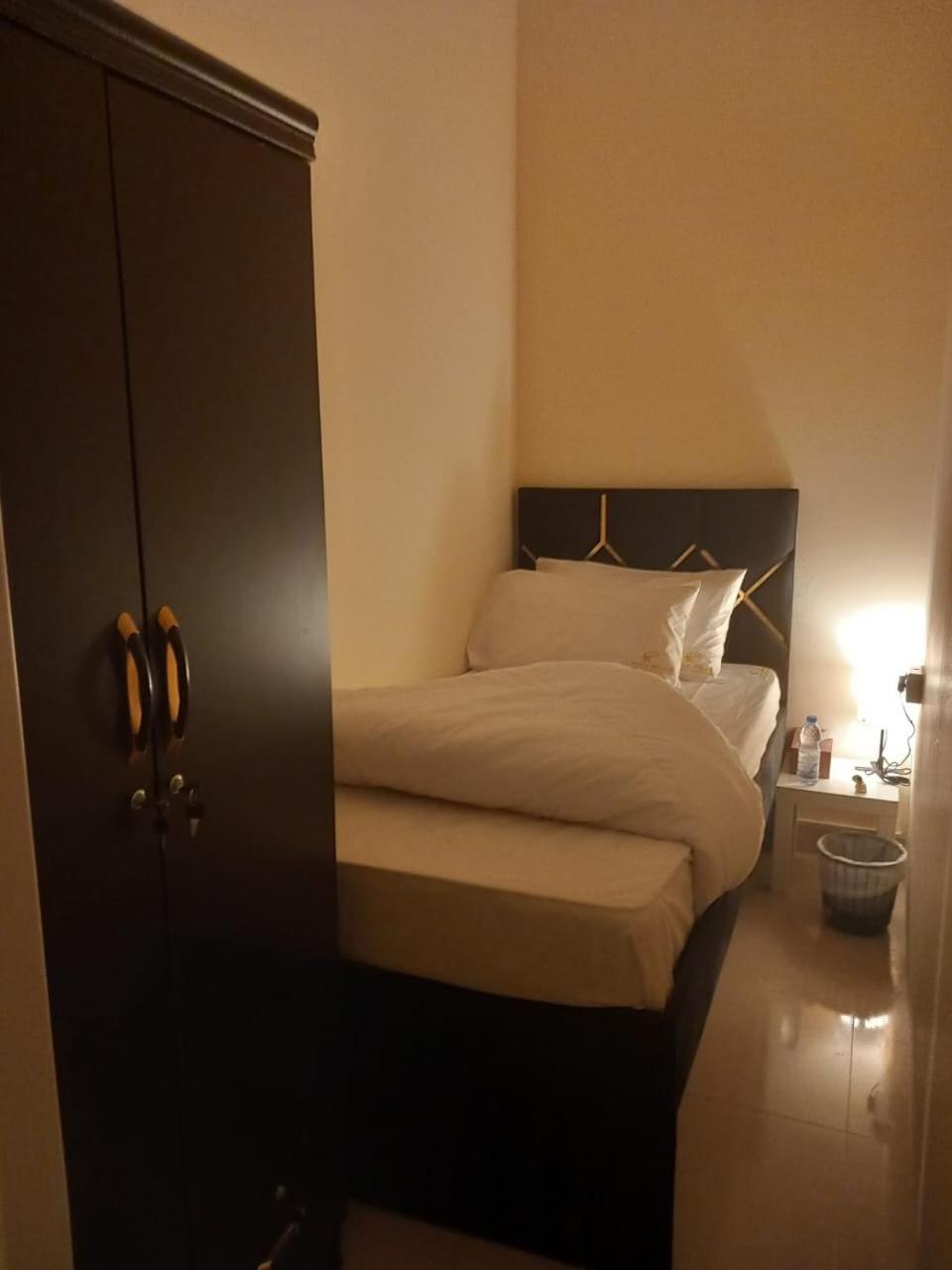 Four Stars Hostel Дубай Экстерьер фото