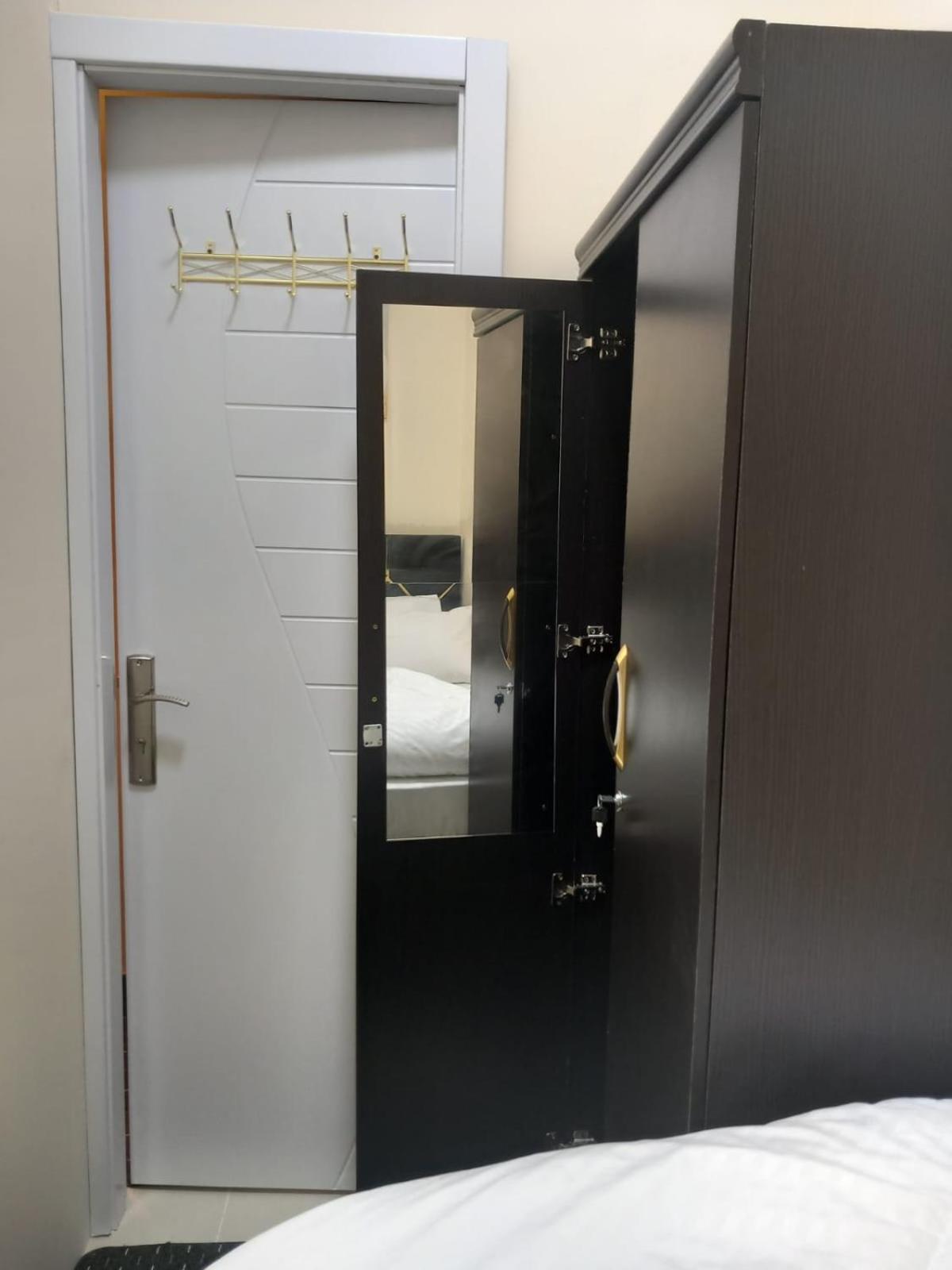 Four Stars Hostel Дубай Экстерьер фото