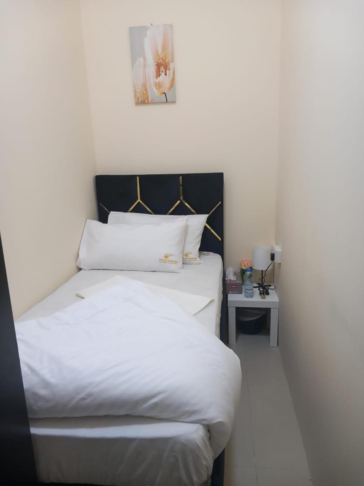 Four Stars Hostel Дубай Экстерьер фото