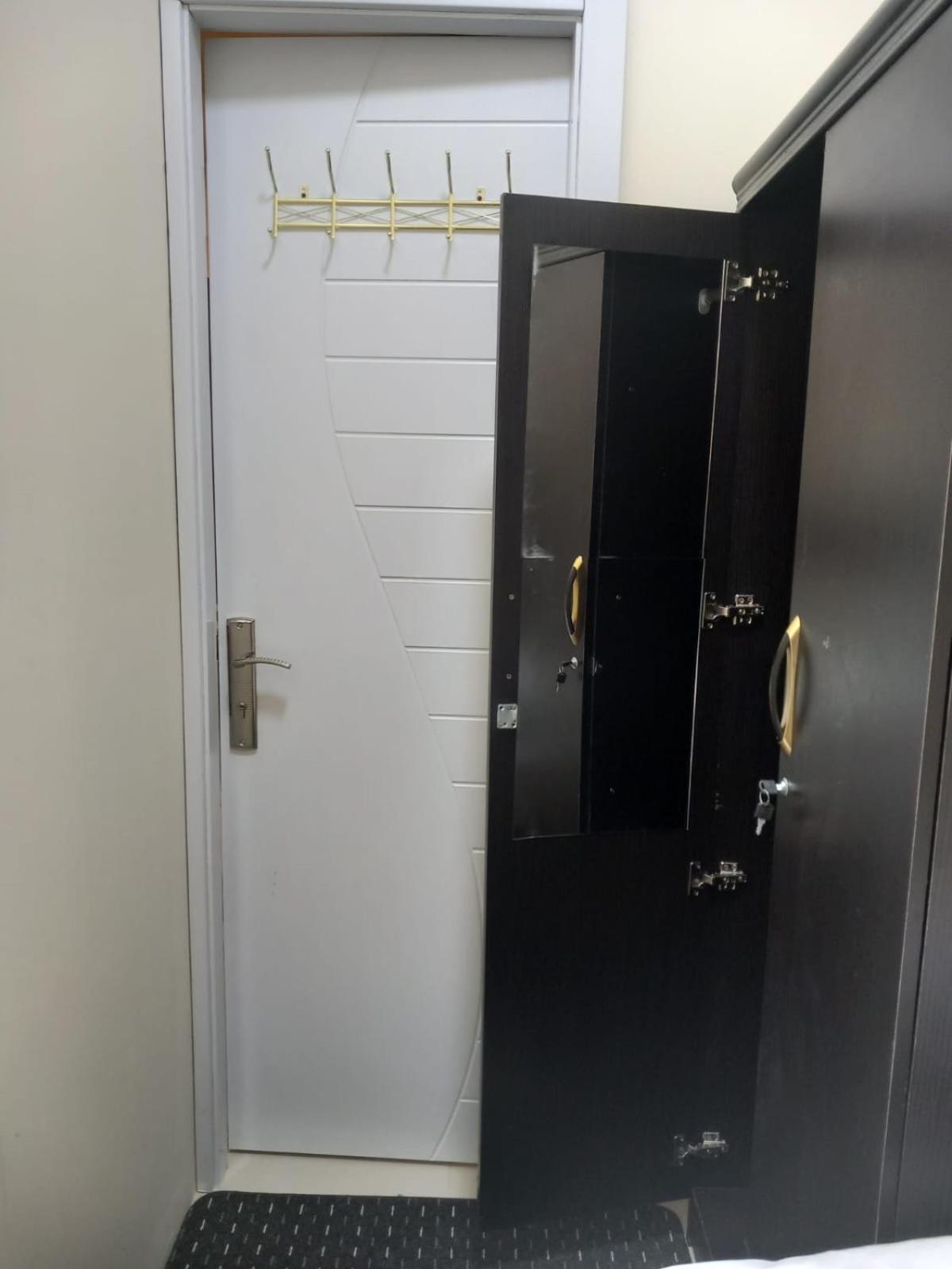 Four Stars Hostel Дубай Экстерьер фото
