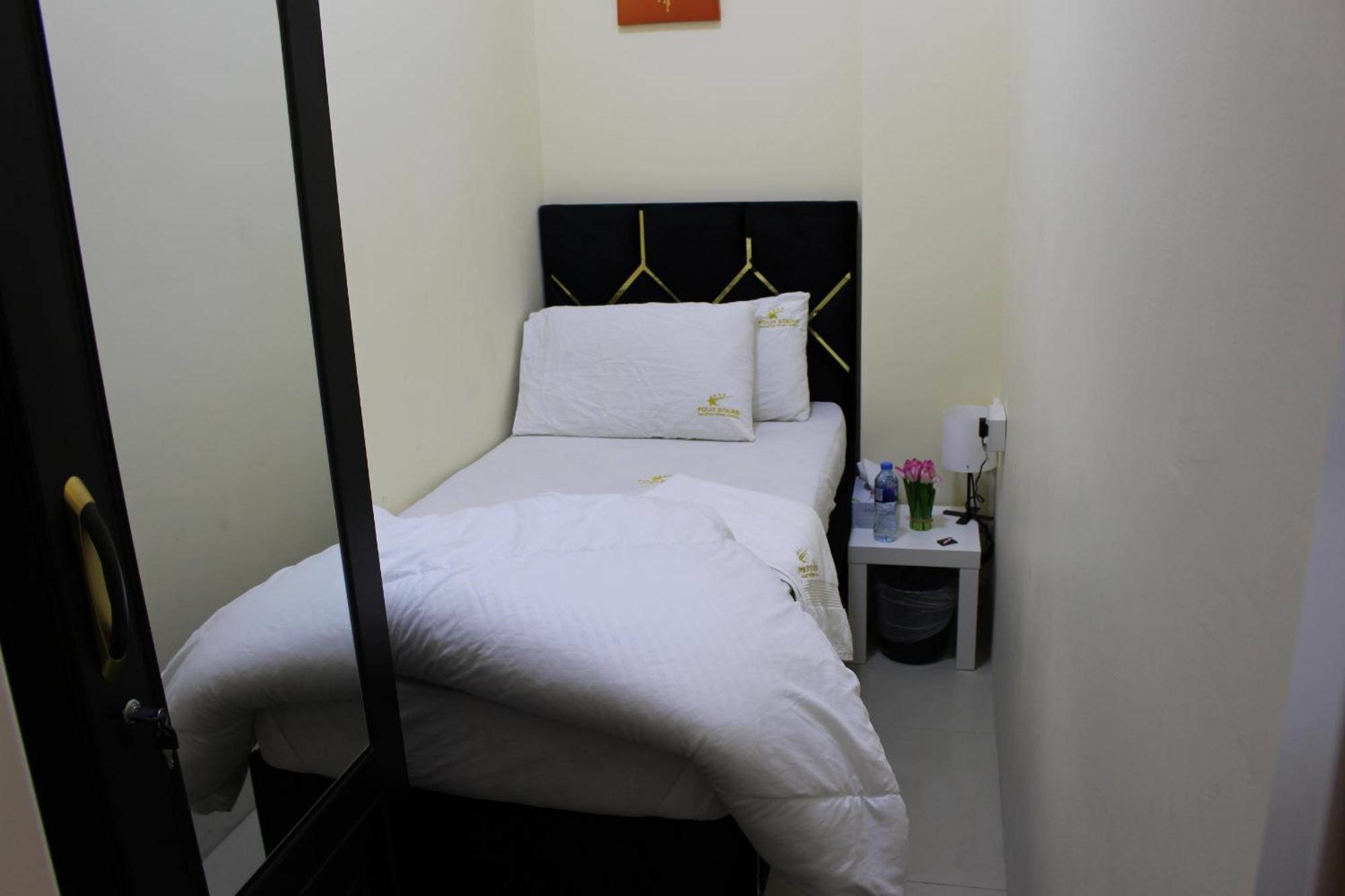Four Stars Hostel Дубай Экстерьер фото