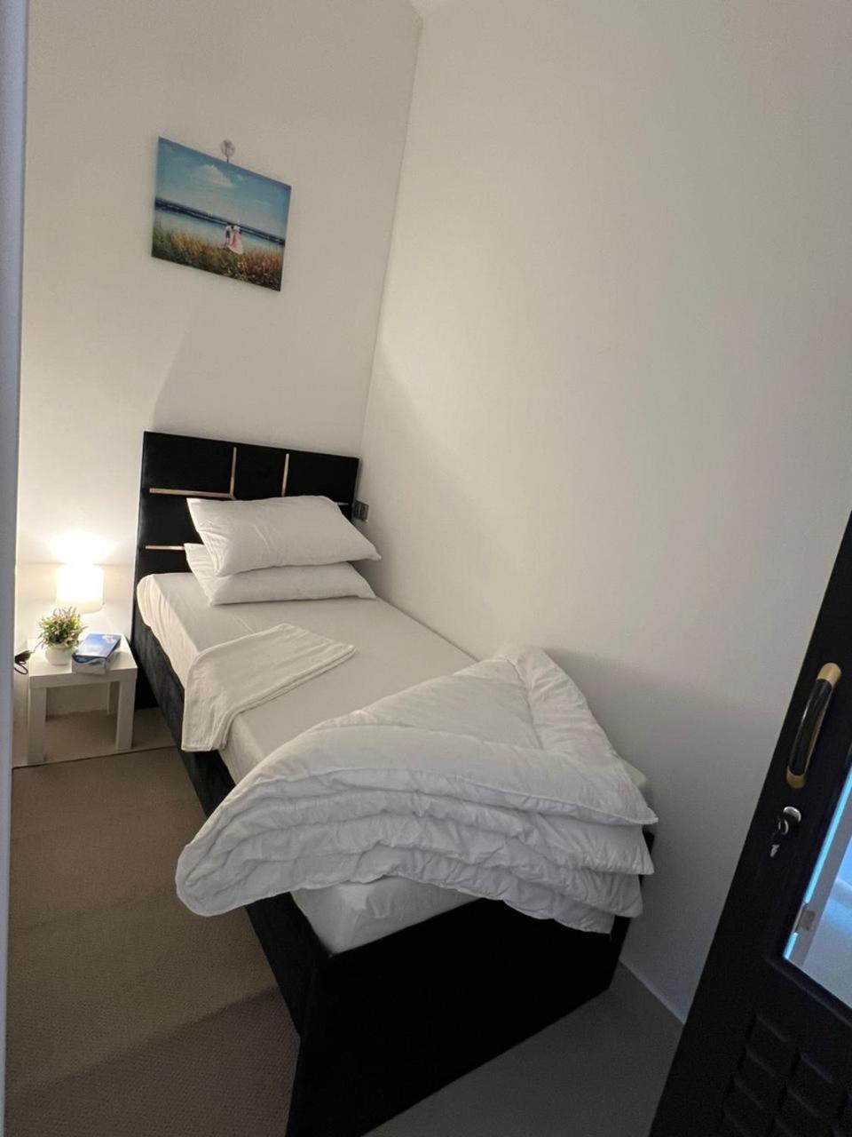 Four Stars Hostel Дубай Экстерьер фото
